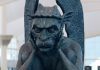 L’aeroporto di Denver installa un Gargoyle che dice: “Benvenuti nel quartier generale degli Illuminati”